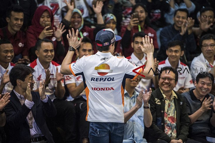 Marc Marquez belajar bermain angklung 