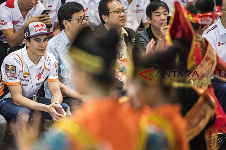 Marc Marquez belajar bermain angklung 