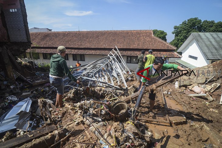 Pasca banjir bandang pasir jati 