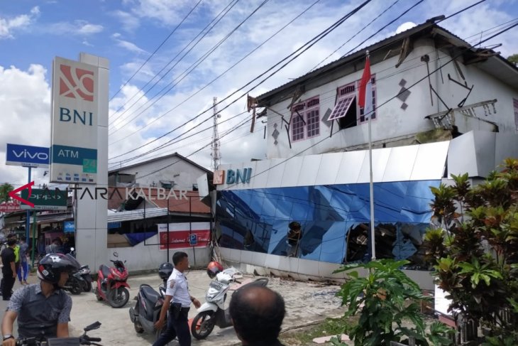 Kondisi bangunan yang sudah tua penyebab teras BNI ambruk