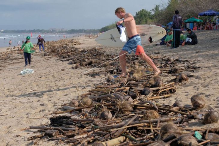 Wisatawan Mancanegara Bersihkan Sampah