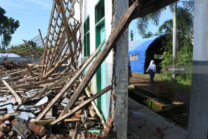 Belajar di Tenda Darurat