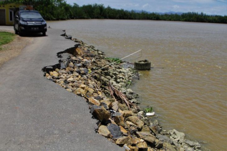 Jalan Rusak Akibat Abrasi