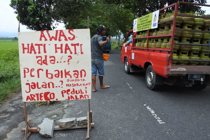 Perbaikan Jalan Rusak