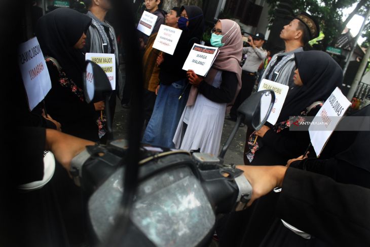 Unjuk Rasa Pengadaan Mobil DPRD Malang