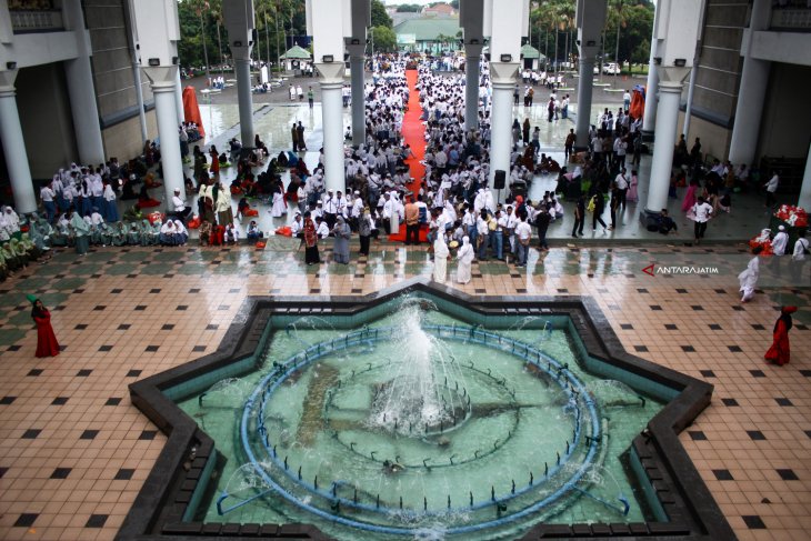 Khofifah-Emil Sambangi Masjid Al Akbar