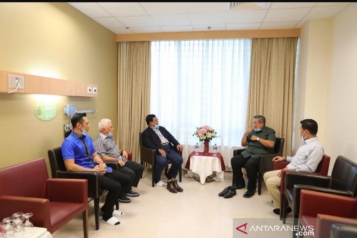 Prabowo Subianto jenguk Ani Yudhoyono di Singapura