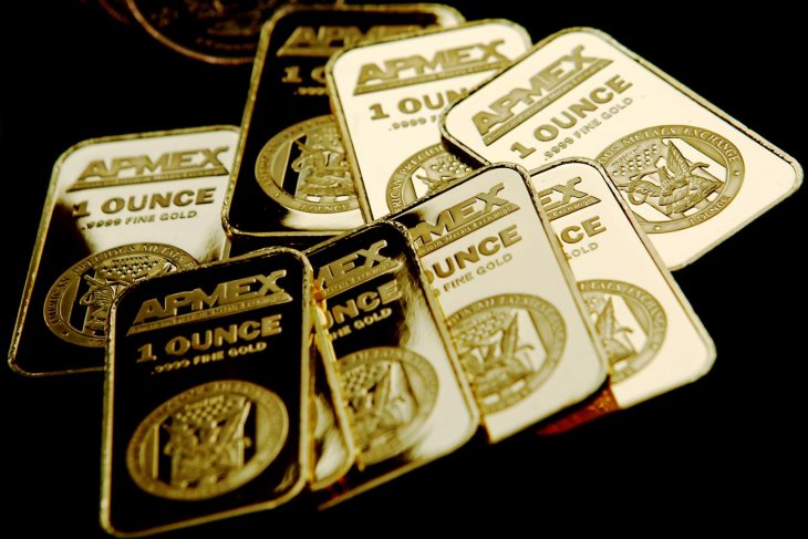 Harga emas ditutup di tertinggi sepekan ditopang pelemahan greenback