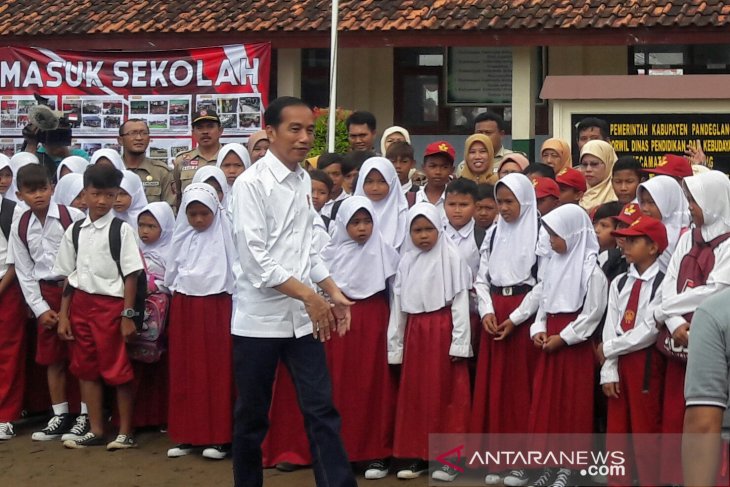 Jokowi converses with students on disaster mitigation education