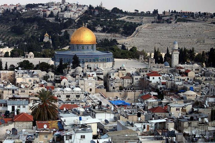 Palestinians pray outside Aqsa to protest gate closure