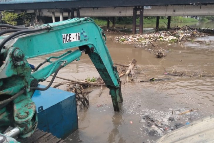 Bersihkan Sampah Kali Surabaya, PJT I Operasionalkan Ekskavator