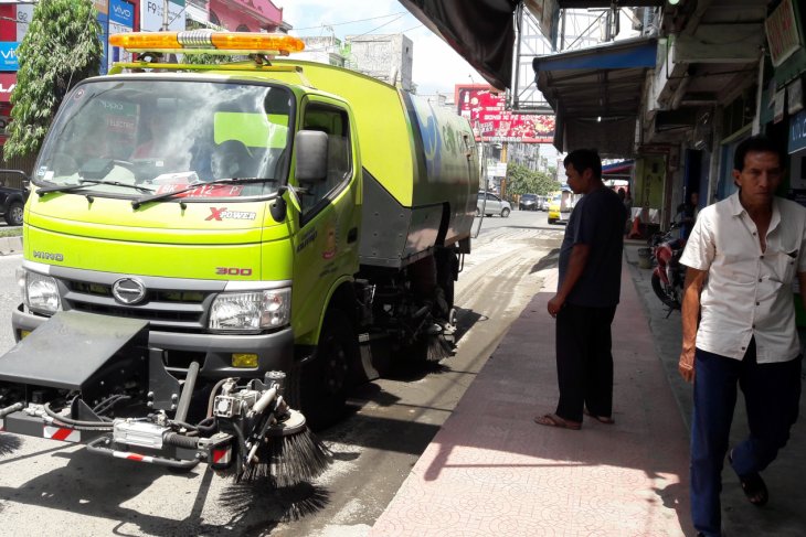 Mobil penyedot debu milik Dinas Lingkungan Hidup difungsikan