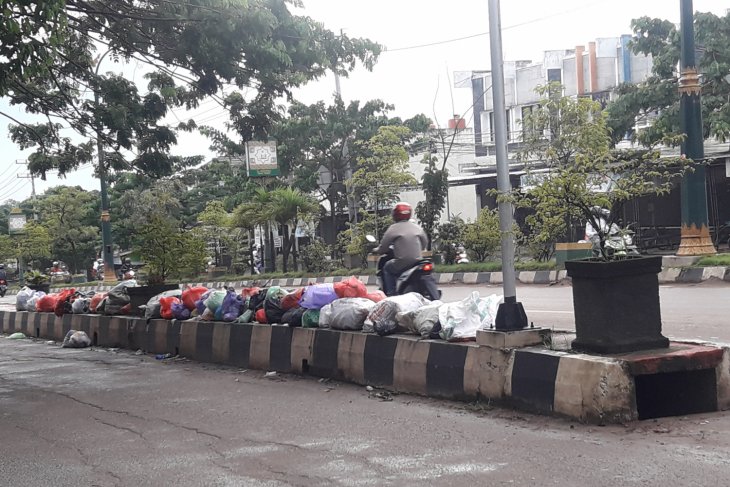 Sampah Penuhi Pembatas Jalan