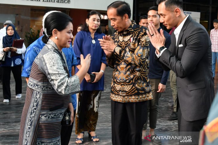 Jokowi visits Ani Yudhoyono in Singapore hospital