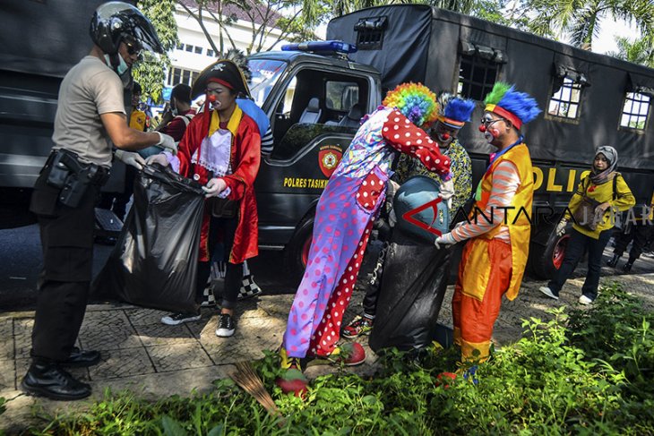 Aksi pungut sampah plastik