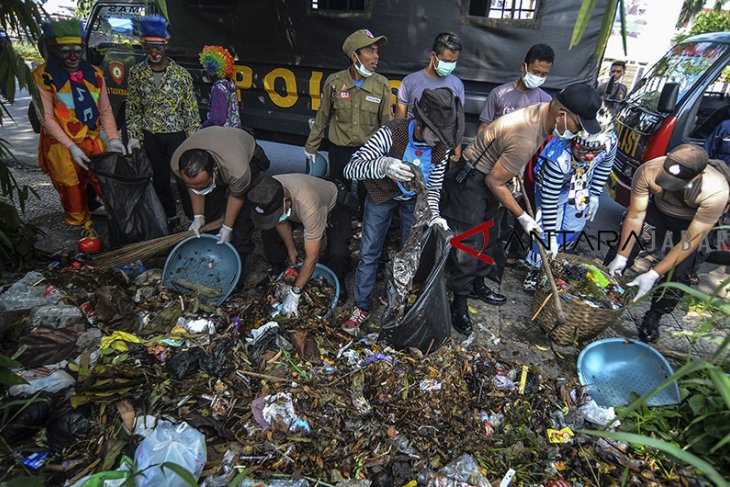 Aksi pungut sampah plastik