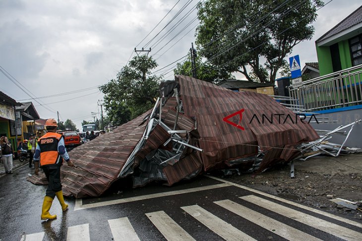 Bencana angin puting beliung di Sukabumi 