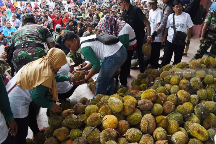Pembagian Durian Gratis Di Ponorogo