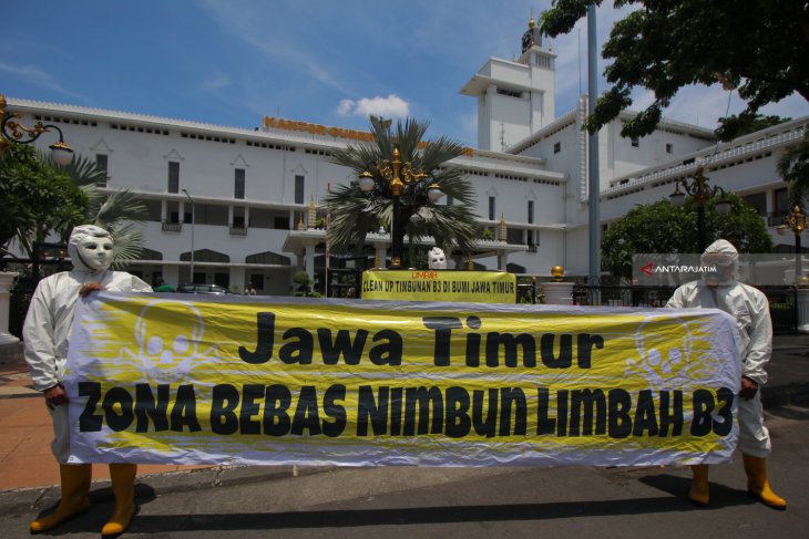 Tuntut Pemulihan Lahan Tercemar Limbah