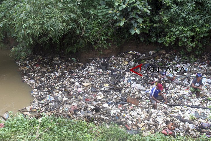 Sungai tersumbat sampah 