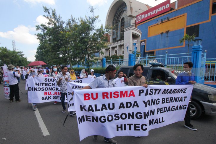 Unjuk Rasa Pedagang Hi-Tech Mall