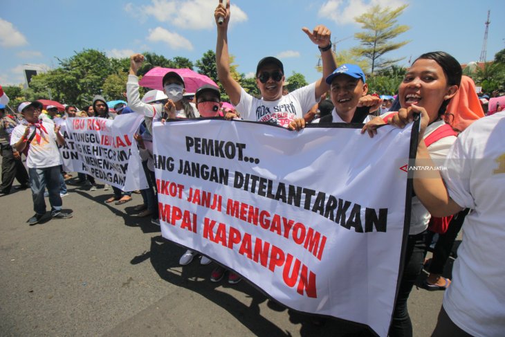 Unjuk Rasa Pedagang Hi-Tech Mall