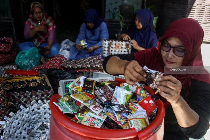 Kerajinan Berbahan Sampah Plastik