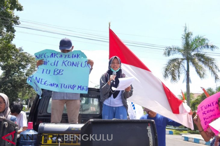 Anak petani korban PLTU Teluk Sepang sampaikan orasi di depan Kantor Gubernur