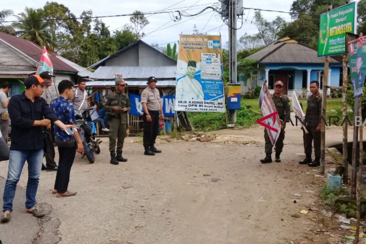 Bawaslu Bangka Tengah Tertibkan 61 APK Melanggar