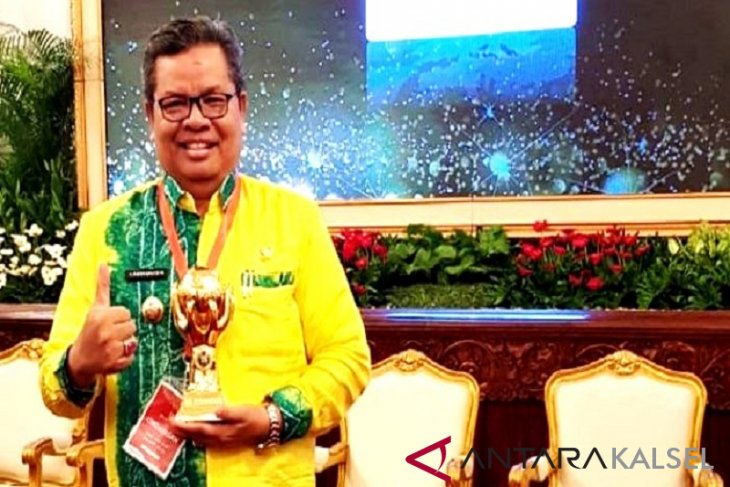 LAPSUS 3 Tahun Kepemimpinan Bupati dan Wakil Bupati Balangan - Bupati Tunjukkan Piala UHC Award