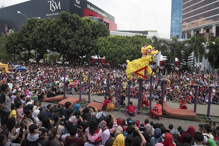 Atraksi Barongsai di pusat perbelanjaan 