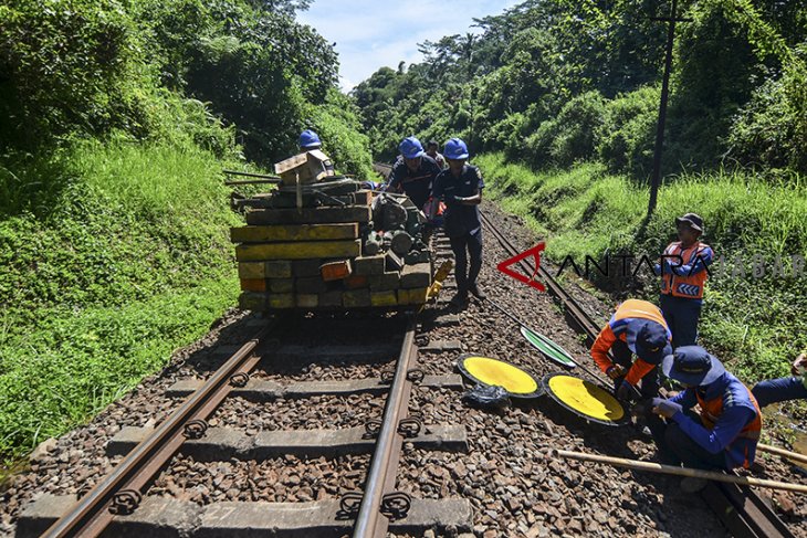 Perbaikan rel usai anjloknya KA Malabar 