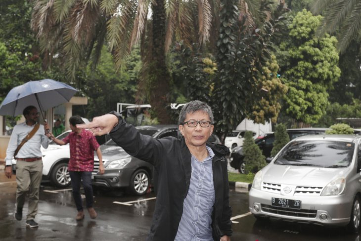 Rocky Gerung addresses Prabowo supporters in Kuala Lumpur