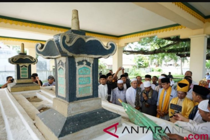 Sandiaga Uno ziarahi makam raja Islam pertama di Indonesia