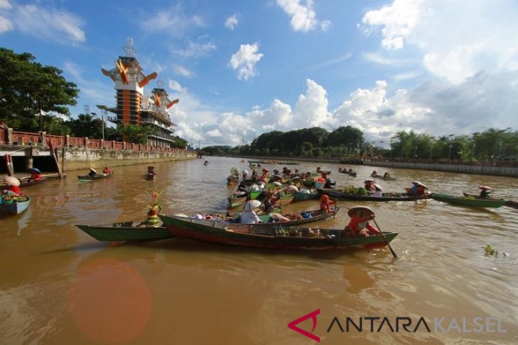 Atraksi Pedagang Pasar Terapung