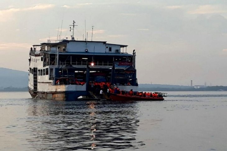 Lagi kapal  penumpang kandas  di Selat Bali ANTARA News Bali