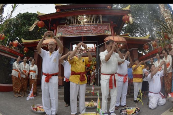 Ritual tolak bala jelang Imlek