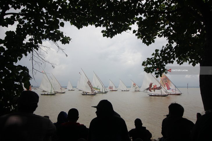 Lomba Balap Perahu Layar Tradisional