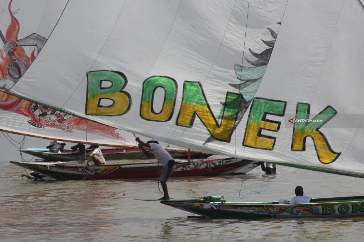 Lomba Balap Perahu Layar Tradisional