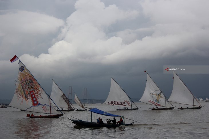 Lomba Balap Perahu Layar Tradisional