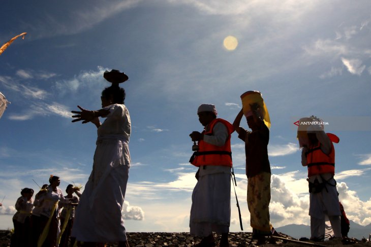 Upacara Melasti Di Banyuwangi