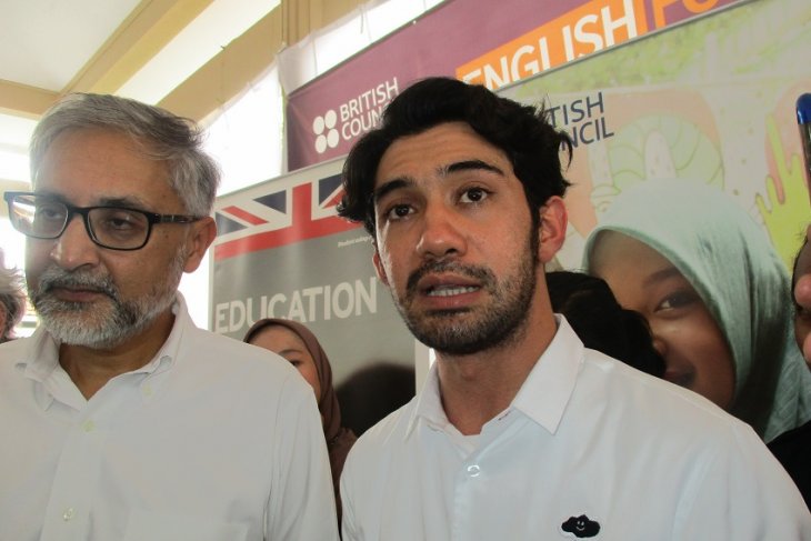 Reza Rahadian ajak generasi milenial tak bosan belajar bahasa Inggris