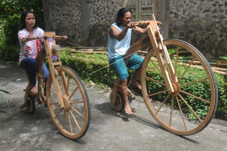 Perajin Sepeda Kayu
