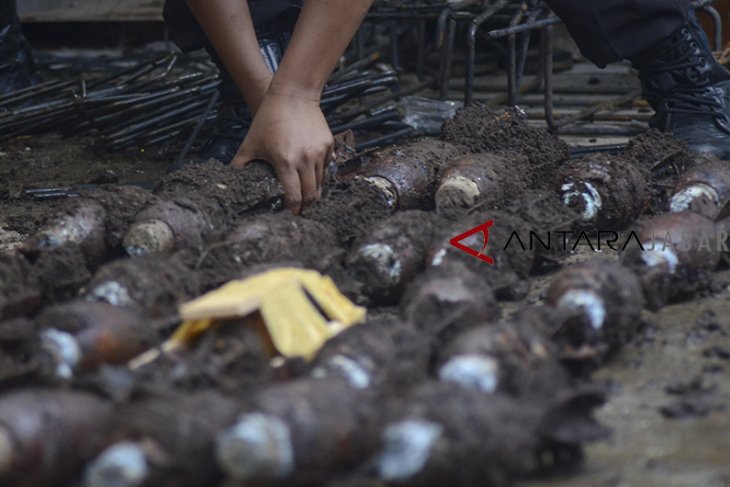 Penemuan mortir di rumah warga 