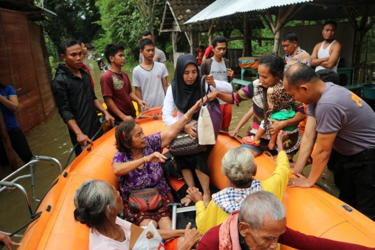 SAR gabungan Bojonegoro evakuasi korban banjir (Video)