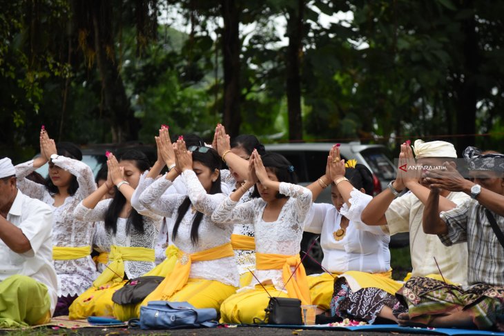 Upacara Mecaru Jelang Nyepi