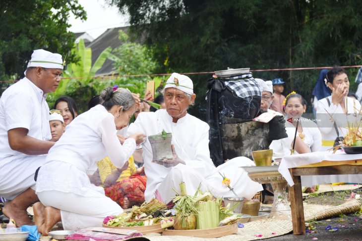 Upacara Mecaru Jelang Nyepi