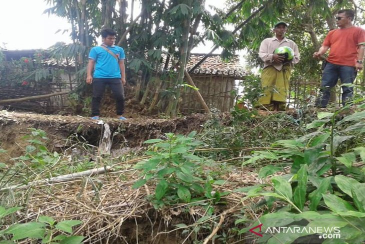 Hujan Deras Sebabkan Perkampungan Warga di Pamekasan Longsor