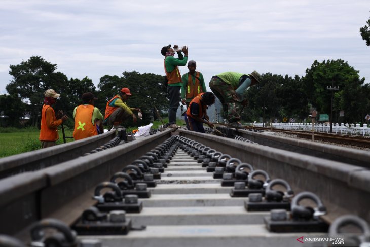 Governor plans to build railroad in South Sulawesi