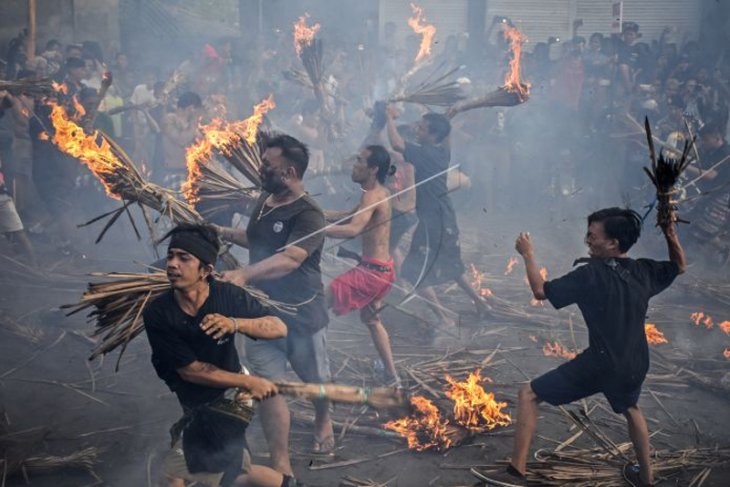 Warga Hindu Gelar tradisi Perang Api